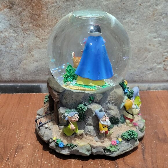 Vintage Walt Disneys Snow White and the Seven Dwarfs Heigh Ho Musical Snow Globe - Picture 5 of 10
